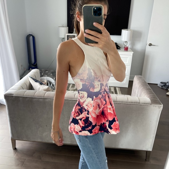 White structured top with roses. - Picture 2 of 4